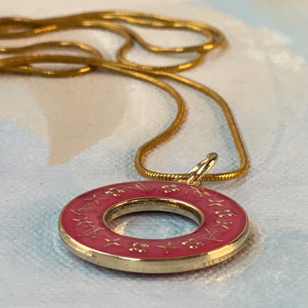 Pink Enamel L V Circle Pendant Necklace Gold Tone Chain 16” Chic - Picture 3 of 5